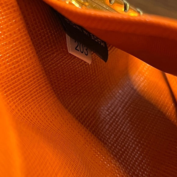 Authentic Prada 6-Key Holder in Saffiano Leather - EUC - Picture 9 of 10